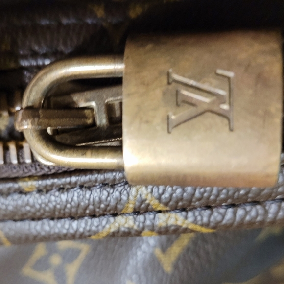 Authetic Louis Vuitton Soft Suitcase SIRIUS 50 MONOGRAM.(Antique) - Picture 8 of 11